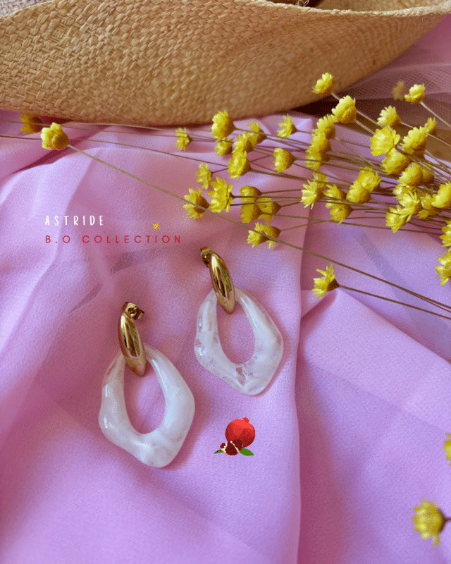 Clou d'oreille en acier inoxydable Pendentif en résine coloris blanc (reflet marbré)