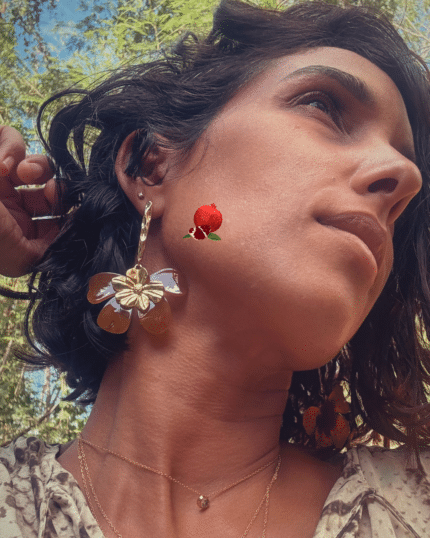 Boucle d'oreille avec double pendentifs fleurs en acétate et en acier inoxydable Clou d'oreille tige texturé