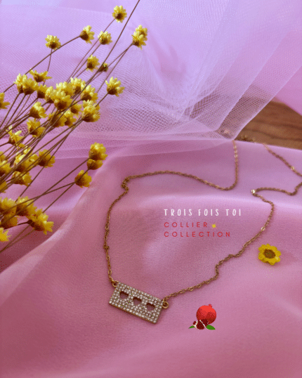 Collier chaine fine avec pendentif en zirconium avec 3 petits coeurs évidés  Acier inoxydable