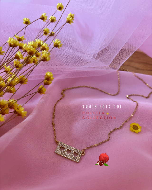 Collier chaine fine avec pendentif en zirconium avec 3 petits coeurs évidés  Acier inoxydable