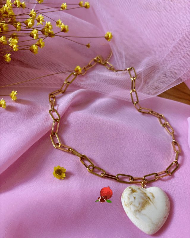 Chaine à gros maillons en acier inoxydable Pendentif gros coeur en acétate (3 cm) Coloris écru marbré