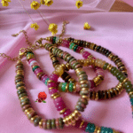 Bracelet avec alternance de petites perles plates colorées en pierre naturelles et dorées en acier inoxydable Plusieurs coloris : multicolore, vert olive, bleu nuit, marron