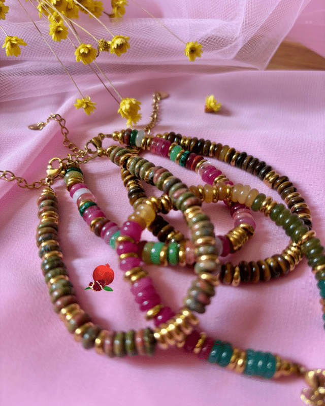 Bracelet avec alternance de petites perles plates colorées en pierre naturelles et dorées en acier inoxydable Plusieurs coloris : multicolore, vert olive, bleu nuit, marron