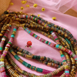 Collier avec alternance de petites perles plates colorées en pierre naturelles et dorées en acier inoxydable  Plusieurs coloris : multicolore, vert olive, bleu nuit, marron