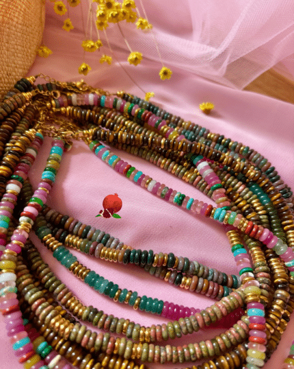 Collier avec alternance de petites perles plates colorées en pierre naturelles et dorées en acier inoxydable  Plusieurs coloris : multicolore, vert olive, bleu nuit, marron