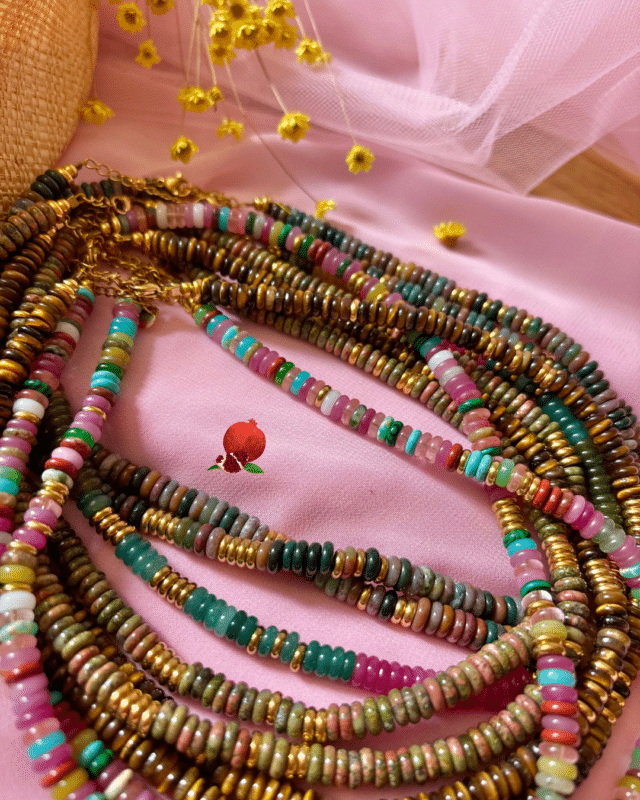 Collier avec alternance de petites perles plates colorées en pierre naturelles et dorées en acier inoxydable  Plusieurs coloris : multicolore, vert olive, bleu nuit, marron