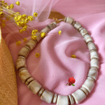 Collier avec perles en résine et intercalaires en acier inoxydable Coloris blanc cassé marbré