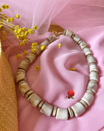 Collier avec perles en résine et intercalaires en acier inoxydable Coloris blanc cassé marbré