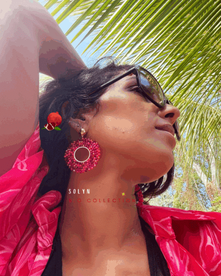 Clou d’oreille en plaqué or Pendentif tissé à la main avec perles en crystal de verre (diamètre 5 cm) 3 coloris disponibles : ambre, orange, rose/rosse fuschia Longueur : 6 cm