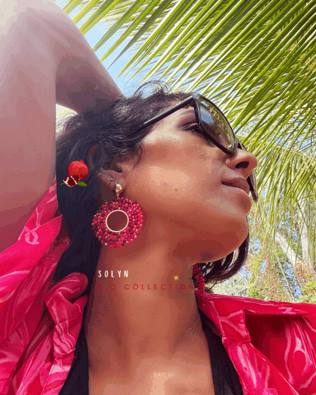 Clou d’oreille en plaqué or Pendentif tissé à la main avec perles en crystal de verre (diamètre 5 cm) 3 coloris disponibles : ambre, orange, rose/rosse fuschia Longueur : 6 cm