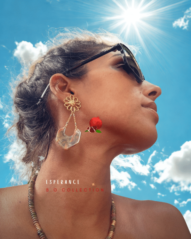 Clou d'oreille en forme de fleur en acier inoxydable Pendentif en résine avec 2 petites chainettes en acier inoxydable