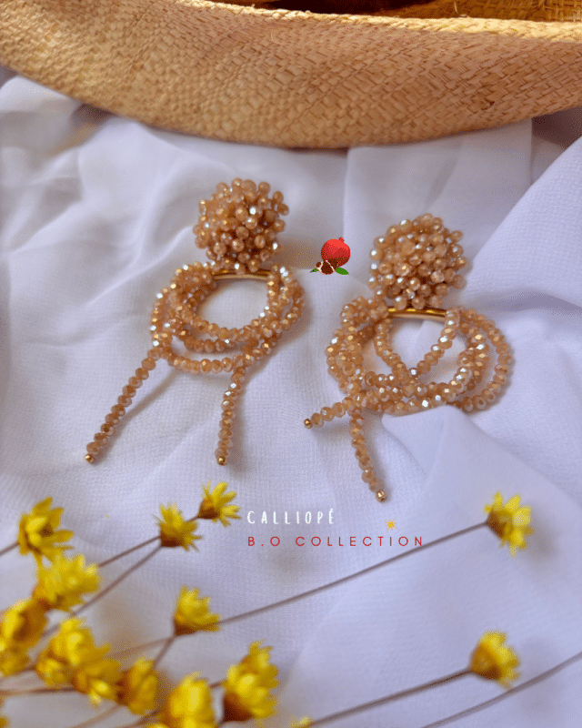 CREATION EN EDITION EXCLUSIVE !!! Boucle d’oreille en perles de verre Coloris nude Clou d’oreille en acier inoxydable Longueur totale : 8 cm