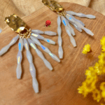 CREATION EN EDITION EXCLUSIVE !!! Boucle d’oreille pampille en perles de crystal Coloris blanc nacré Clou d’oreille en laiton plaqué or Longueur totale : 7,5 cm