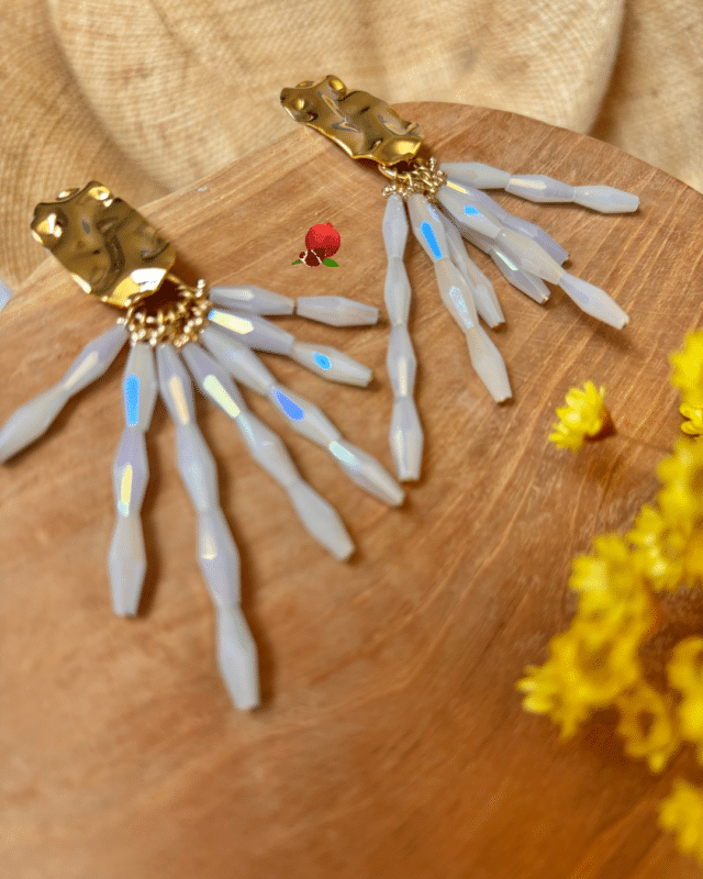 CREATION EN EDITION EXCLUSIVE !!! Boucle d’oreille pampille en perles de crystal Coloris blanc nacré Clou d’oreille en laiton plaqué or Longueur totale : 7,5 cm