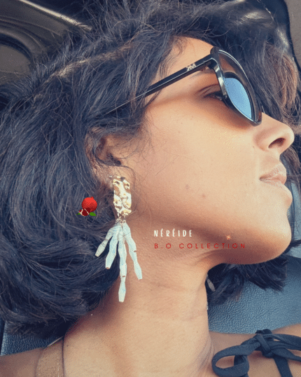 CREATION EN EDITION EXCLUSIVE !!! Boucle d’oreille pampille en perles de crystal Coloris blanc nacré Clou d’oreille en laiton plaqué or Longueur totale : 7,5 cm Poids : 6,5 grs