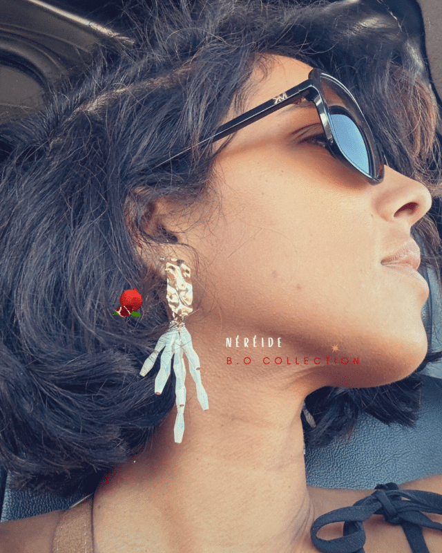 CREATION EN EDITION EXCLUSIVE !!! Boucle d’oreille pampille en perles de crystal Coloris blanc nacré Clou d’oreille en laiton plaqué or Longueur totale : 7,5 cm Poids : 6,5 grs