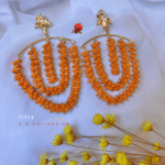 Boucle d’oreille pampille en perles de miyuki Coloris orange Clou d’oreille fleur de vanille en laiton plaqué or Longueur totale : 7 cm