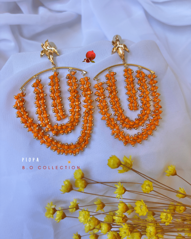 Boucle d’oreille pampille en perles de miyuki Coloris orange Clou d’oreille fleur de vanille en laiton plaqué or Longueur totale : 7 cm