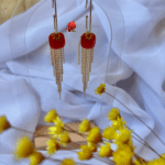 CREATION EN EDITION EXCLUSIVE Boucle d’oreille pendante composée d’un pendentif carré en pierre naturelle et d’une pampille 2 coloris au choix : ambré ou blanc Clou d’oreille en acier inoxydable Poids : 3 grs