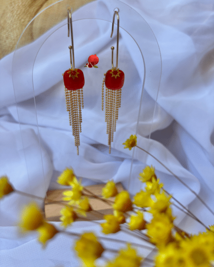 CREATION EN EDITION EXCLUSIVE Boucle d’oreille pendante composée d’un pendentif carré en pierre naturelle et d’une pampille 2 coloris au choix : ambré ou blanc Clou d’oreille en acier inoxydable Poids : 3 grs