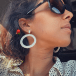 CREATION EN EDITION EXCLUSIVE Boucle d’oreille avec pendentif rond pailleté blanc Clou d’oreille zircon Longueur : 6 cm Poids : 3,5 grs