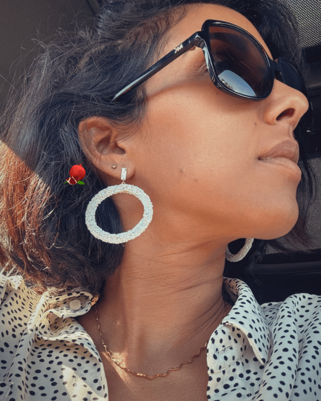 CREATION EN EDITION EXCLUSIVE Boucle d’oreille avec pendentif rond pailleté blanc Clou d’oreille zircon Longueur : 6 cm Poids : 3,5 grs