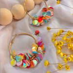 Boucle d'oreille créole avec pampilles multicolores
