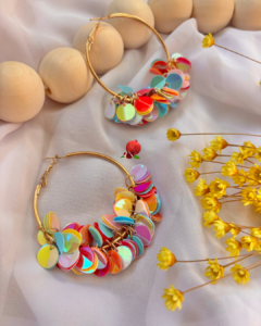 Boucle d'oreille créole avec pampilles multicolores