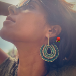 Boucle d’oreille tissée à la main Coloris vert, doré, noir Clou d'oreille en laiton doré à l'or fin Longueur : 7cm