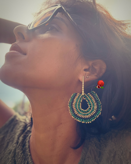Boucle d’oreille tissée à la main Coloris vert, doré, noir Clou d'oreille en laiton doré à l'or fin Longueur : 7cm