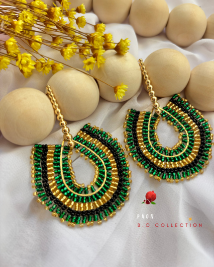 Boucle d’oreille tissée à la main Coloris vert, doré, noir Clou d'oreille en laiton doré à l'or fin Longueur : 7cm