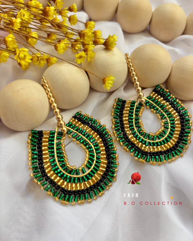 Boucle d’oreille tissée à la main Coloris vert, doré, noir Clou d'oreille en laiton doré à l'or fin Longueur : 7cm