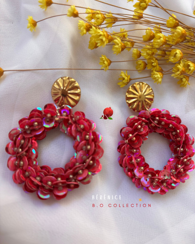 Boucle d’oreille avec pendentif rond tissée et clou d'oreille en acier inoxydable Coloris rose fuchsia