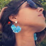 Boucle d'oreille Grâce : "délicatement brillante"  COLORIS BLEU AZUR 4 autres coloris au choix : blanc, lilas, marron glacé, rose nacré 2 clous d'oreilles au choix : papillon, ovale texturé