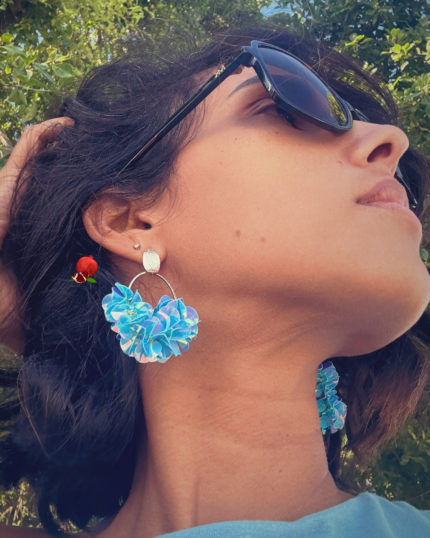 Boucle d'oreille Grâce : "délicatement brillante"  COLORIS BLEU AZUR 4 autres coloris au choix : blanc, lilas, marron glacé, rose nacré 2 clous d'oreilles au choix : papillon, ovale texturé