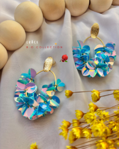 Boucle d'oreille Grâce : "délicatement brillante"  COLORIS BLEU AZUR 4 autres coloris au choix : blanc, lilas, marron glacé, rose nacré 2 clous d'oreilles au choix : papillon, ovale texturé