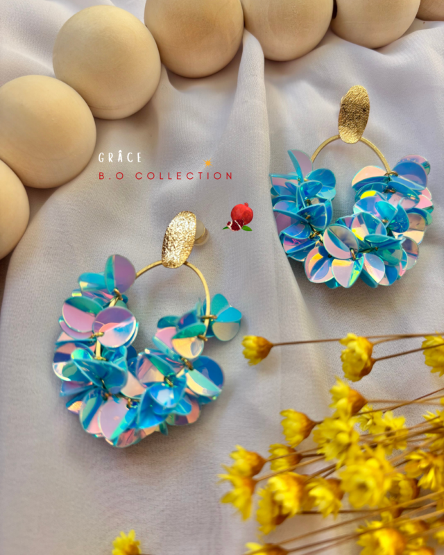 Boucle d'oreille Grâce : "délicatement brillante"  COLORIS BLEU AZUR 4 autres coloris au choix : blanc, lilas, marron glacé, rose nacré 2 clous d'oreilles au choix : papillon, ovale texturé