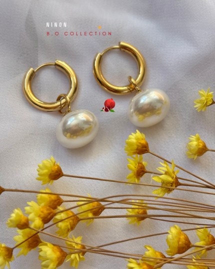 Boucle d’oreille avec petite créole en acier inoxydable  Pampille perle d'eau douce fantaisie (diamètre 1,5cm) Poids : 3 grs