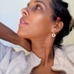 Boucle d’oreille avec petite créole en acier inoxydable Pampille carré blanche Poids : 3 grs