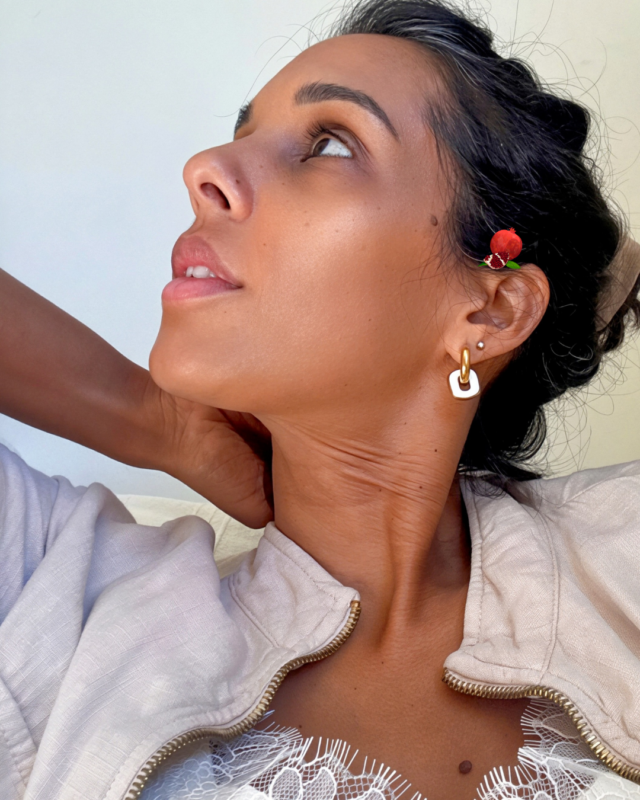 Boucle d’oreille avec petite créole en acier inoxydable Pampille carré blanche Poids : 3 grs