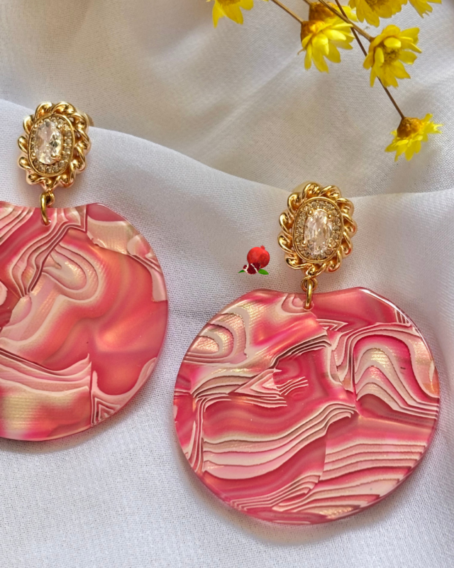 Boucle d’oreille avec pendentif rond Clou d'oreille travaillé en laiton avec zircon 2 coloris au choix : rose ou miel Longueur : 5cm