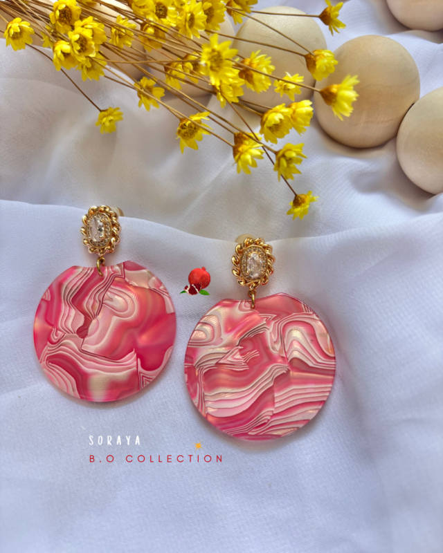 Boucle d’oreille avec pendentif rond Clou d'oreille travaillé en laiton avec zircon 2 coloris au choix : rose ou miel Longueur : 5cm
