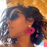 Boucle d’oreille avec pendentif rond tissée et clou d'oreille en acier inoxydable Coloris rose fuchsia