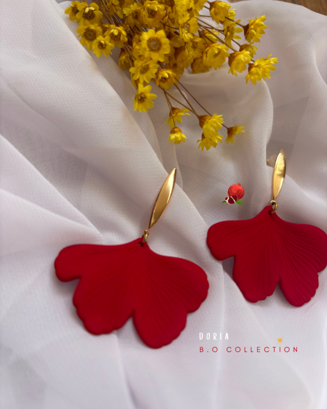 Boucles d'oreilles de forme florale, ginkgo, aux différents coloris bleu lagon , rouge, jaune, orange, noir, avec clou d'oreille en forme de tige
