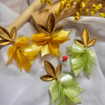 Boucle d’oreille pendante composée de pampilles en forme de feuilles (résine) 2 coloris au choix : vert pomme ou jaune Clou d’oreille en acier inoxydable Longeur : 8cm