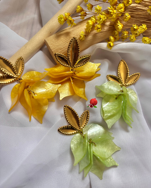 Boucle d’oreille pendante composée de pampilles en forme de feuilles (résine) 2 coloris au choix : vert pomme ou jaune Clou d’oreille en acier inoxydable Longeur : 8cm