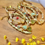 Bracelet tressé avec alternance de petites perles en pierre naturelle amazonite, préhnite, quartz fraise, crystal de roche), hématites et perles d'eau douce. 3 coloris vert clair, muticolore et blanc