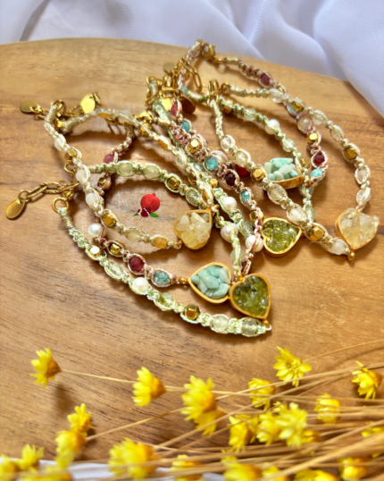 Bracelet tressé avec alternance de petites perles en pierre naturelle amazonite, préhnite, quartz fraise, crystal de roche), hématites et perles d'eau douce. 3 coloris vert clair, muticolore et blanc