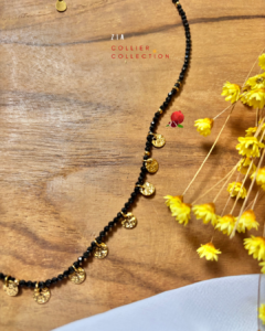 Collier à pampilles dorées et perles de verre à facettes  Coloris noir Longeur du collier : 55 cm