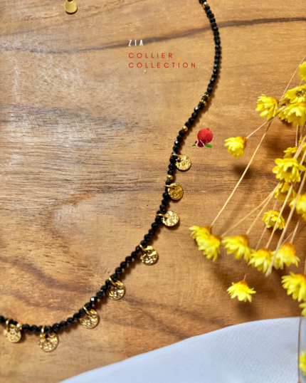 Collier à pampilles dorées et perles de verre à facettes  Coloris noir Longeur du collier : 55 cm